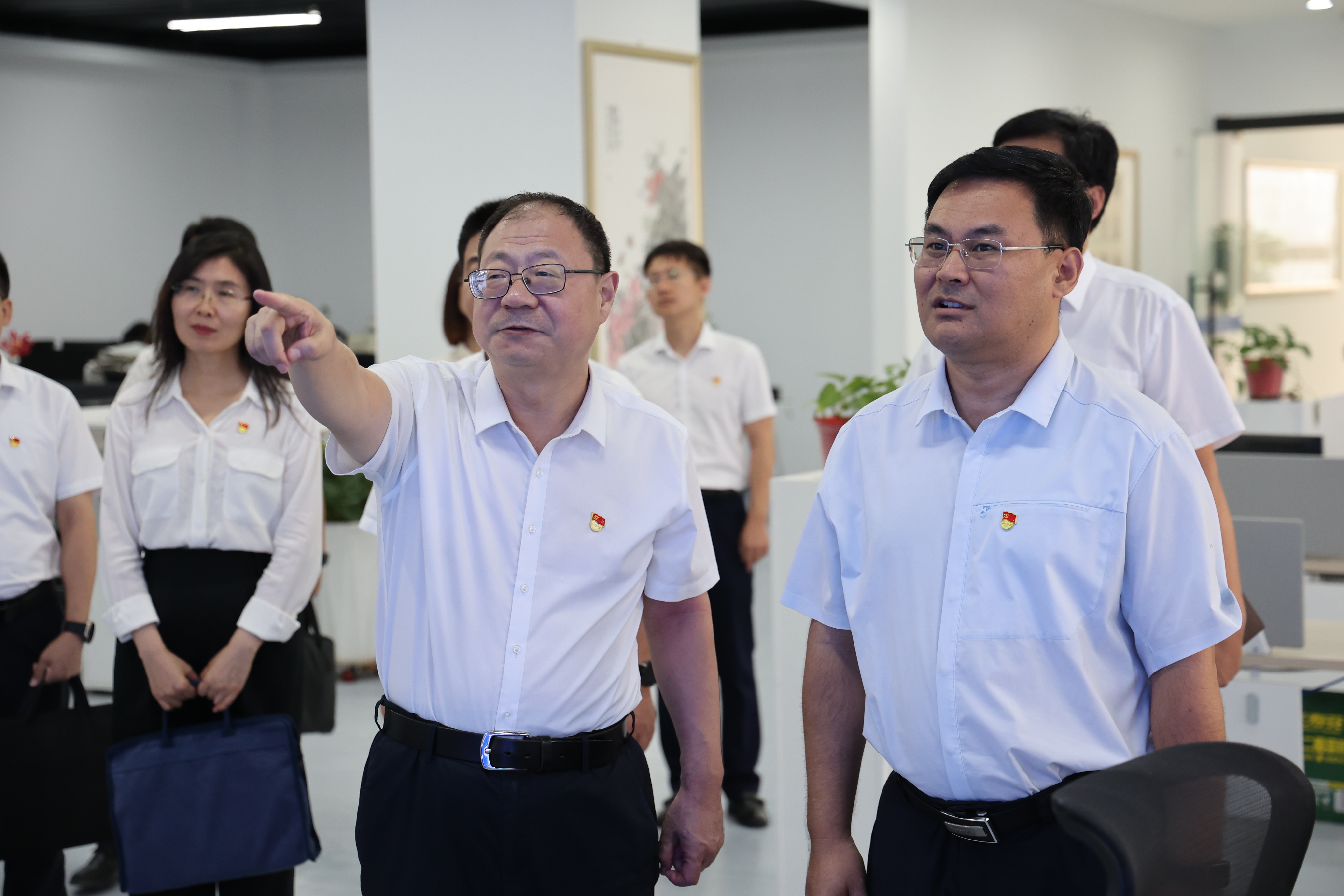 　滨南采油厂与中心（集团）开展党建共建并签署战略合作协议